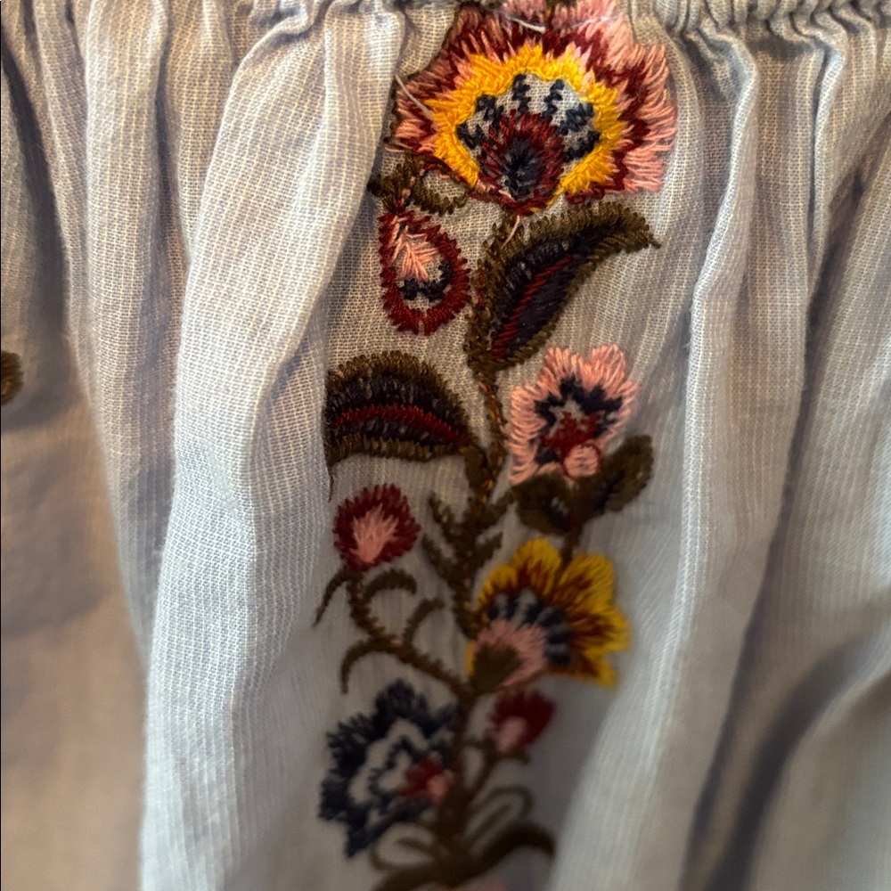 American Eagle Outfitters Light blue Embroidered Blouse sz Med - Picture 4 of 7